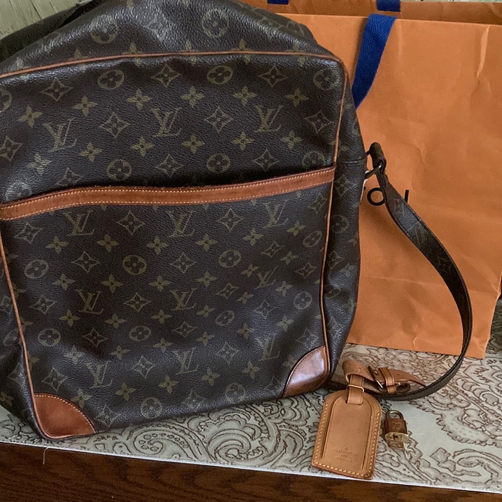 Louis Vuitton EUC XL Monogram Danube GM Shoulder Bag with Monogram strap w/COA - Picture 3 of 17